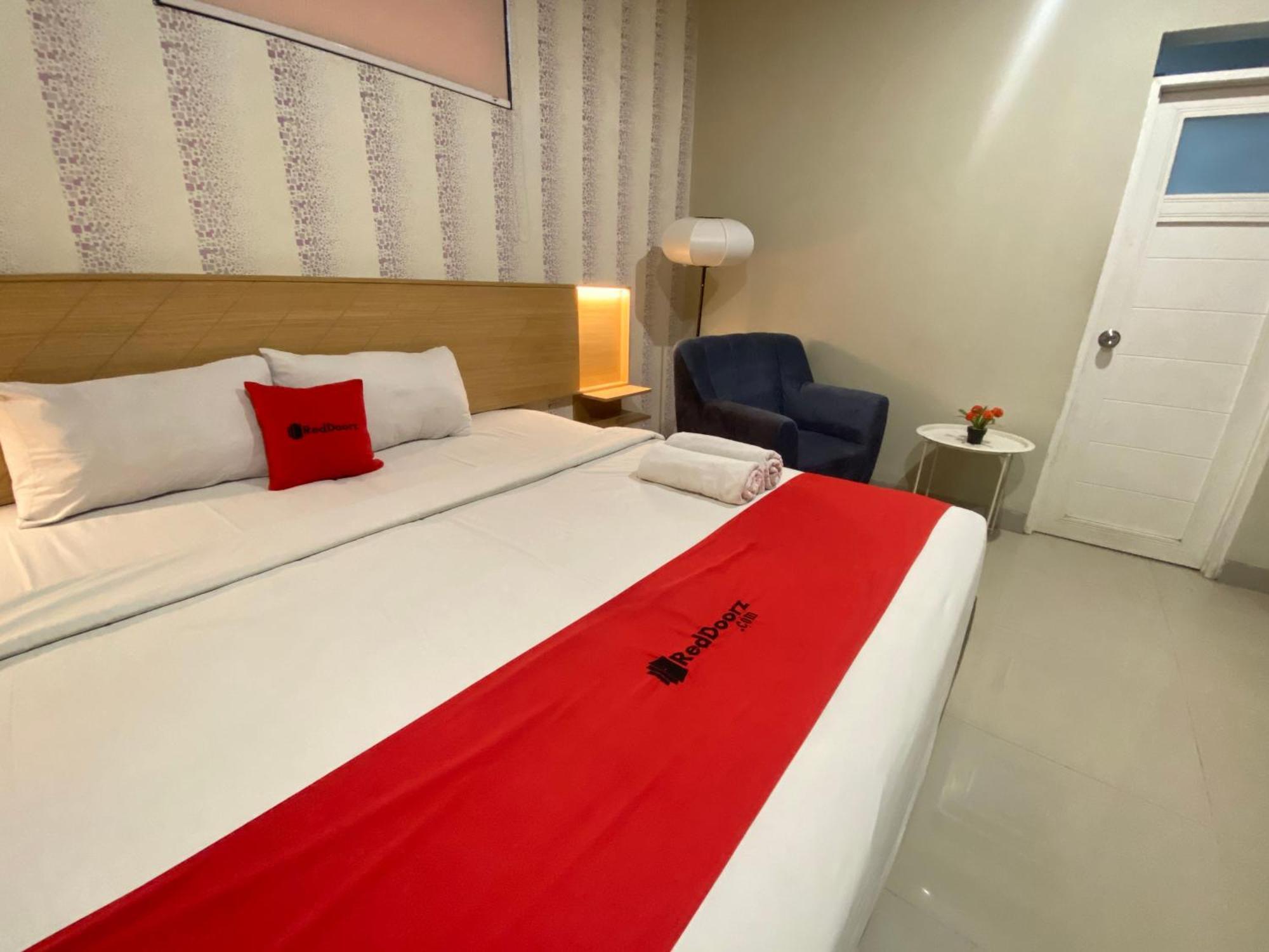 Hotel Reddoorz @ Karapitan Street 3*