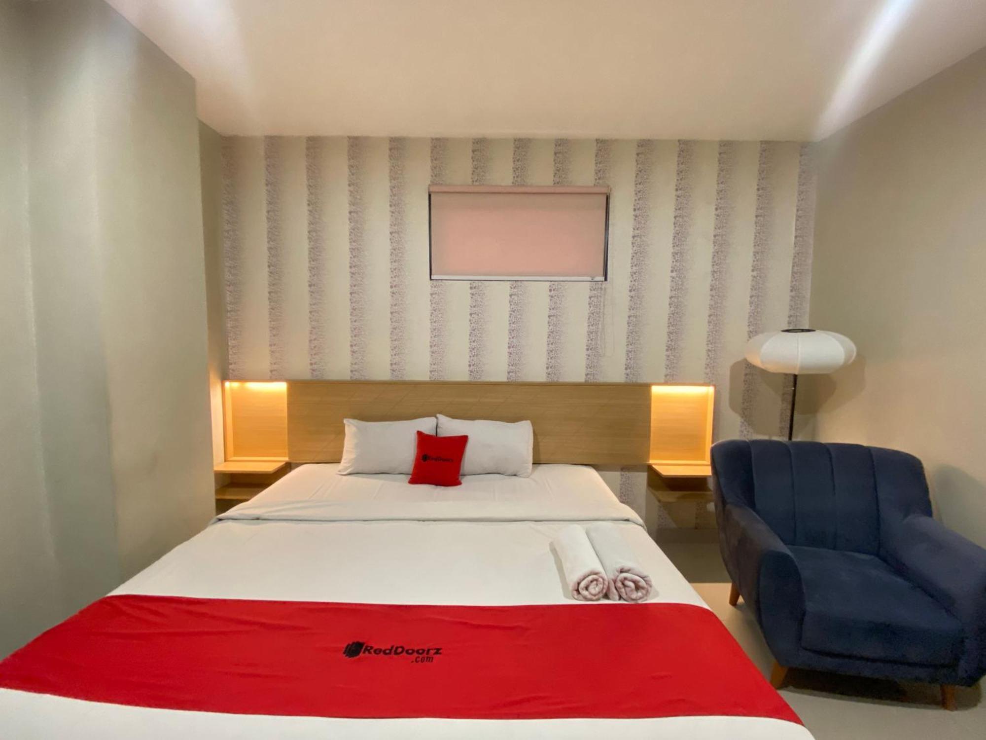 Reddoorz @ Karapitan Street Hotel 3*